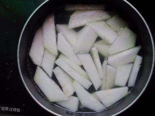 13、肉丸冬瓜汤—夏日清爽靓汤,锅内放入排骨汤，放入冬瓜煮至冬瓜半透明