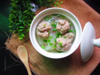 16、肉丸冬瓜汤—夏日清爽靓汤,煮好后出锅装碗