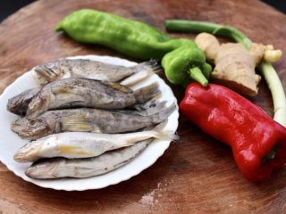 1、鱼锅片片,先把鱼锅的食材备齐。