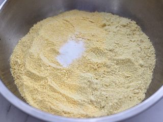 4、鱼锅片片,把玉米面和黄豆面放入盆里，倒入小苏打，把所有的面粉混合均匀后。