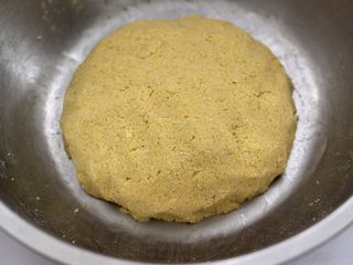 5、鱼锅片片,这个时候加入温水和成面团后，静置半个小时。