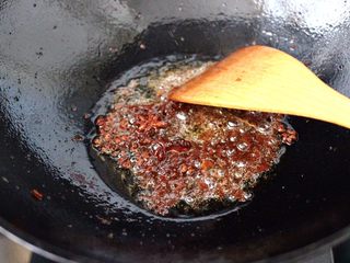 6、鱼锅片片,锅烧热后倒入花生油烧至八成热时，爆香花椒和八角，再加入豆瓣酱小火慢慢炒出红油香味。