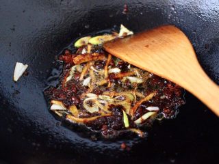 7、鱼锅片片,这个时候加入葱姜，大火快速爆出香味后。