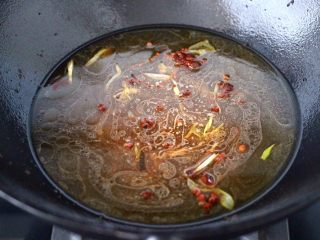 8、鱼锅片片,锅中倒入适量的清水。