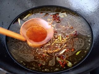 9、鱼锅片片,再倒入料酒调味。