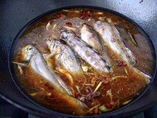 11、鱼锅片片,锅中放入洗净后的海杂鱼。