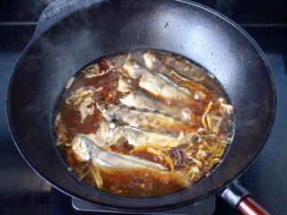 12、鱼锅片片,大火烧开后。