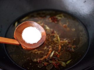 10、鱼锅片片,加入白砂糖和适量的盐调味。