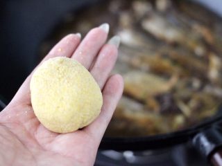 13、鱼锅片片,把静置好的玉米面团，揉成团后。