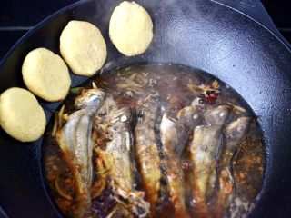 14、鱼锅片片,摁扁放入锅边。