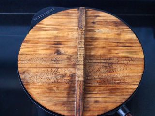 16、鱼锅片片,盖上锅盖大火烧开后转中火慢慢炖至20分钟。