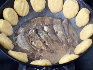 17、鱼锅片片,看见锅中片片熟透，锅中汤汁慢慢变得浓稠时。