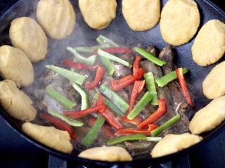 18、鱼锅片片,放入切条的青红辣椒。