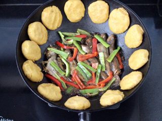 19、鱼锅片片,看见青红辣椒断生变色即可关火咯，直接端上餐桌就可以大快朵颐了，用片片蘸点鱼汁吃，味道不要太赞了。