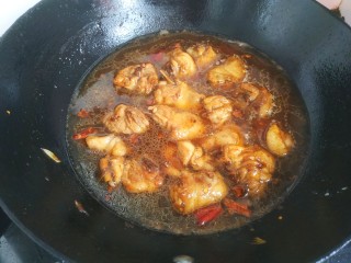 14、鸡腿炖香菇,加入适量清水