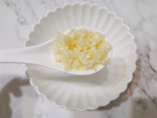 1、菠菜拌花生米,碗内加一勺蒜泥