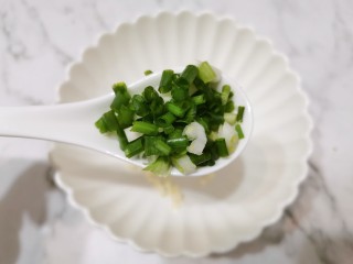 2、菠菜拌花生米,加一勺葱花