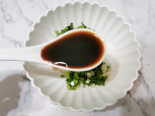 6、菠菜拌花生米,加一勺生抽