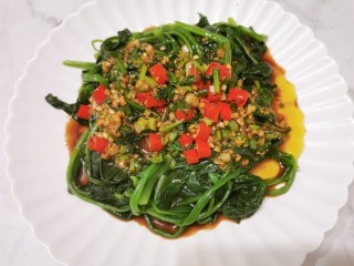 12、菠菜拌花生米,浇上调好的酱汁