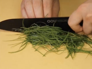 2、葱油鲈鱼,竖着切成丝备用