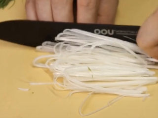 4、葱油鲈鱼,竖着切成丝备用