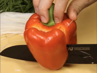 5、葱油鲈鱼,红椒切三分之一