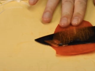 6、葱油鲈鱼,去掉里面大部分肉质