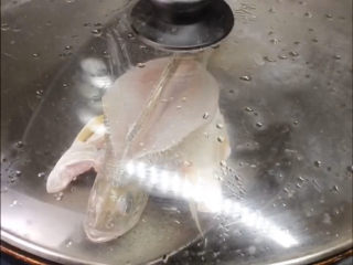 11、葱油鲈鱼,上锅蒸6-8分钟,再闷两三分钟就好了。出锅的时候把蒸鱼盘中的水倒掉不要。