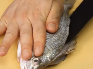 9、葱油鲈鱼,鲈鱼沿着背上的骨头,两面各划一刀,注意不要切断