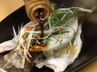 13、葱油鲈鱼,最后淋上蒸鱼豉油就好了。