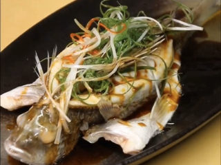 14、葱油鲈鱼,一道色香味俱全的葱油鲈鱼就做好了,用来待客备有面子。