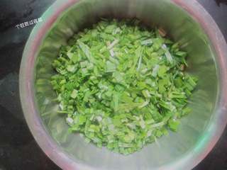 3、韭菜鸡蛋馅饼,韭菜洗净控干水分，韭菜切小段放入碗中