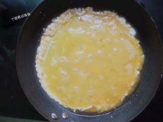 5、韭菜鸡蛋馅饼,倒入蛋液