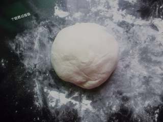 8、韭菜鸡蛋馅饼,将温水分次加入面粉中，用筷子搅拌成面絮，和成面团即可。和好的面团盖上保鲜膜饧20分钟左右。