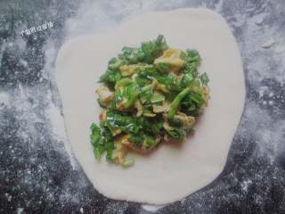 11、韭菜鸡蛋馅饼,在面皮中央放入韭菜鸡蛋馅。