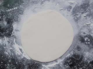10、韭菜鸡蛋馅饼,取其中一个，擀制成圆形面皮，