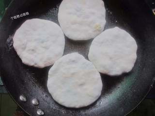 14、韭菜鸡蛋馅饼,平底不粘锅倒入少许植物油，放入圆饼胚，盖盖子小火烙至金黄后翻面