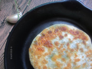 15、韭菜鸡蛋馅饼,全程使用中小火。直到两面金黄。开吃