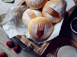 12、黑豆红枣豆浆小餐包,烘烤结束，将面包取出，放在晾架上晾凉，未食用的面包，放进保鲜袋里室温保存