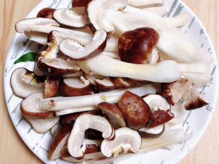 3、芙蓉鲜蔬汤,松茸切片儿待用。