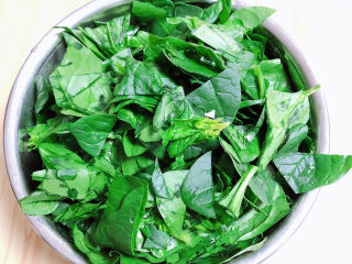 4、芙蓉鲜蔬汤,菠菜切段儿待用。