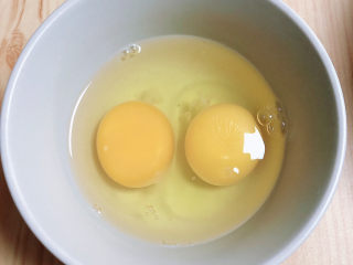 5、芙蓉鲜蔬汤,鸡蛋打入碗中，入锅前再打散即可。