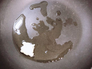 7、芙蓉鲜蔬汤,锅中放入小块猪油，慢慢融化。