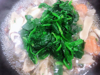 14、芙蓉鲜蔬汤,再放入烫过的菠菜。