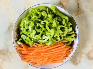 3、青椒炒金针菇,装盘备用