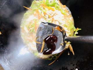 15、青椒炒金针菇,加入适量蚝油（我觉得我放多了，可以减少点量）