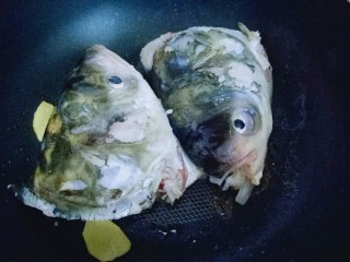 8、#一碗汤##秋季补钙佳品#鱼头粉皮汤,加入鱼头煎至两面微黄。