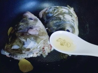 9、#一碗汤##秋季补钙佳品#鱼头粉皮汤,加入一勺料酒，去鱼腥。