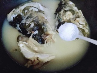 12、#一碗汤##秋季补钙佳品#鱼头粉皮汤,加入盐。(可以依个人口味调味)