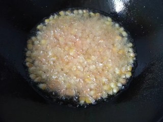 6、椒盐红薯玉米粒,锅中入适量油，七成热时下入玉米粒和红薯粒中小火炸制；